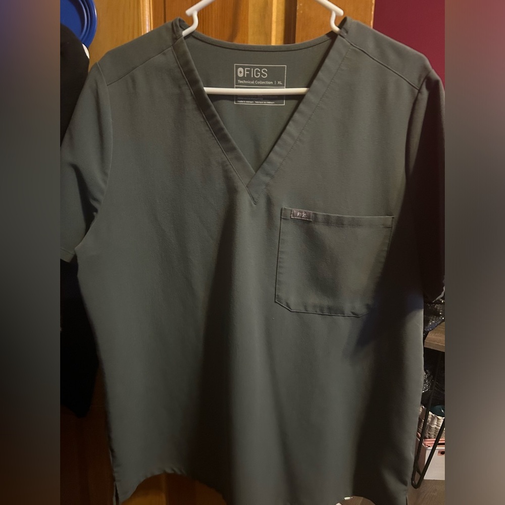 Figs Bonsai Scrub top